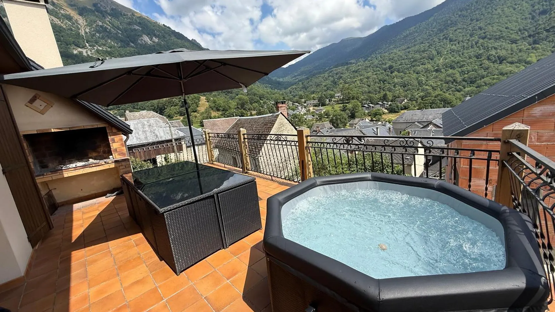Gite 15 Places Avec Jacuzzi A Boutx Le Mourtis